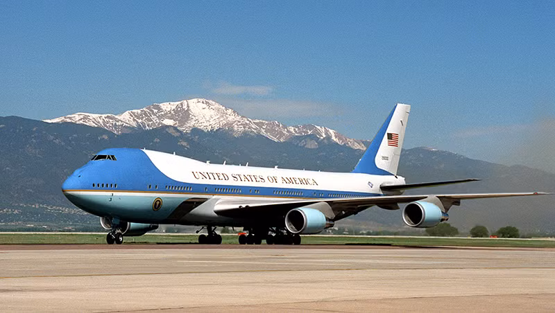 Air Force One (AFO) dài gần 71m, có 4 động cơ phản lực, mỗi chiếc có lực đẩy 25.718kg. Chuyên cơ có tốc độ tối đa đạt hơn 10.000 km/h, và có thể bay cao hơn 13.700 m.