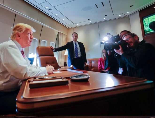 Theo “quảng cáo”, AFO không bị ảnh hưởng bởi vụ nổ hạt nhân do có thiết kế đặc biệt. Nó không chỉ phát hiện mà còn chuyển hướng trước tên lửa đất đối không. Theo Euro News, Air Force One được bọc lớp giáp có khả năng kháng lại vụ nổ hạt nhân, thực chất là tránh đầu đạn hạt nhân hay chuyển hướng thành công khi bị tấn công bằng đầu đạn hạt nhân. Theo Euronews, Air Force One được trang bị cửa sổ chống đạn rất hiện đại hay "kính bọc thép" cho tất cả các cửa kính, kể cả phòng tắm, vì vậy nó được mệnh danh là pháo đài bọc thép bay “bất khả chiến bại”.