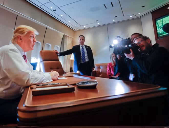 Theo “quảng cáo”, AFO không bị ảnh hưởng bởi vụ nổ hạt nhân do có thiết kế đặc biệt. Nó không chỉ phát hiện mà còn chuyển hướng trước tên lửa đất đối không. Theo Euro News, Air Force One được bọc lớp giáp có khả năng kháng lại vụ nổ hạt nhân, thực chất là tránh đầu đạn hạt nhân hay chuyển hướng thành công khi bị tấn công bằng đầu đạn hạt nhân. Theo Euronews, Air Force One được trang bị cửa sổ chống đạn rất hiện đại hay "kính bọc thép" cho tất cả các cửa kính, kể cả phòng tắm, vì vậy nó được mệnh danh là pháo đài bọc thép bay “bất khả chiến bại”.