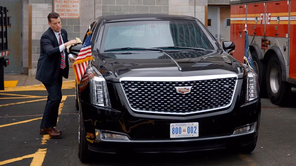 Tài xế của chiếc xe cũng là những nhân viên mật vụ giỏi, được tuyển chọn kỹ lưỡng và được đào tạo bài bản nhằm mang đến sự an toàn tuyệt đối cho tổng thống.