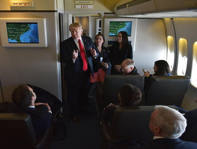 Thông thường tên lửa là kẻ thù số một của máy bay, và chắc chắn Air Force One cũng không phải ngoại lệ. Các nhà thiết kế AFO đã nghĩ về tất cả những điều này nên máy bay đã được trang bị rất nhiều công nghệ chống tên lửa...