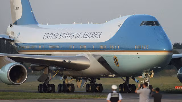 Thông thường, người đứng đầu nước Mỹ sẽ sử dụng chiếc Boeing 747-200B được thiết kế đặc biệt, không khác gì một Nhà Trắng trên không.