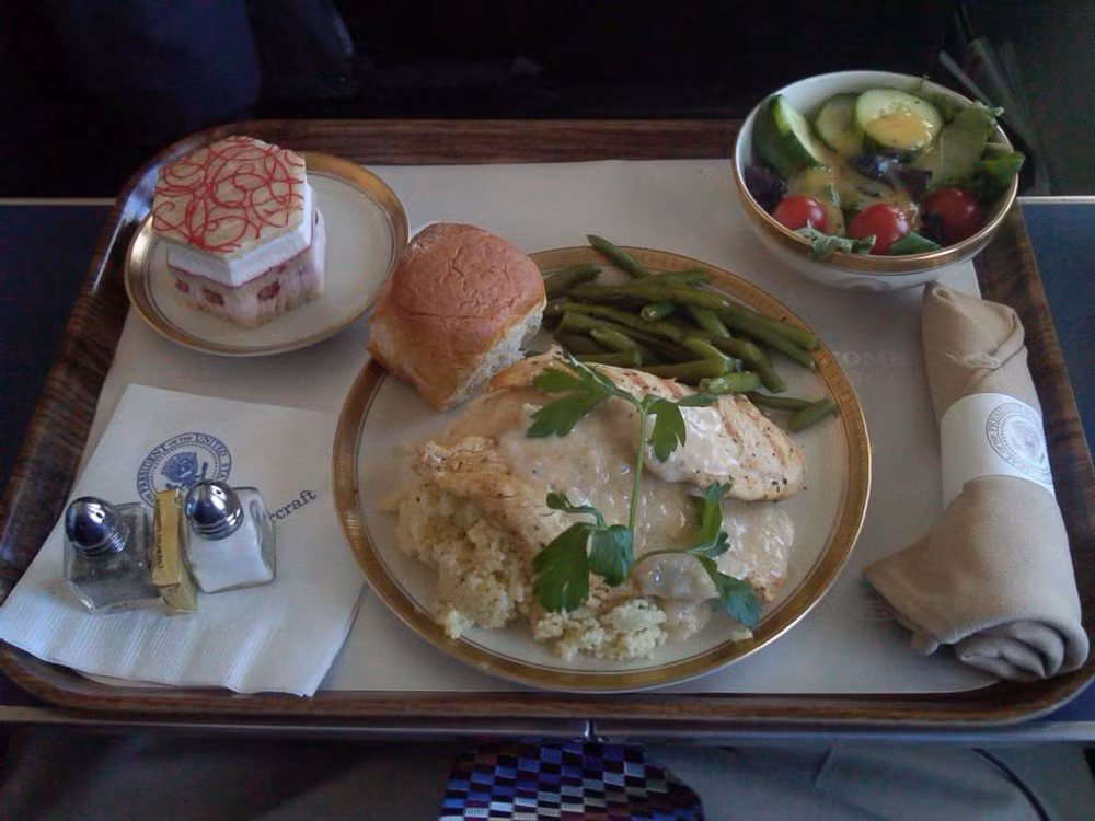 Các bữa ăn phục vụ trên Air Force One được chuẩn bị tại nhà bếp đặc biệt ở Joint Base Andrews. Sau đó được để vào túi hút chân không. Quá trình nấu được hoàn thành trên bếp, lò nướng và lò vi sóng trên máy bay. Tổng thống có thể đặt hàng bất kỳ bữa ăn nào mà ông muốn.