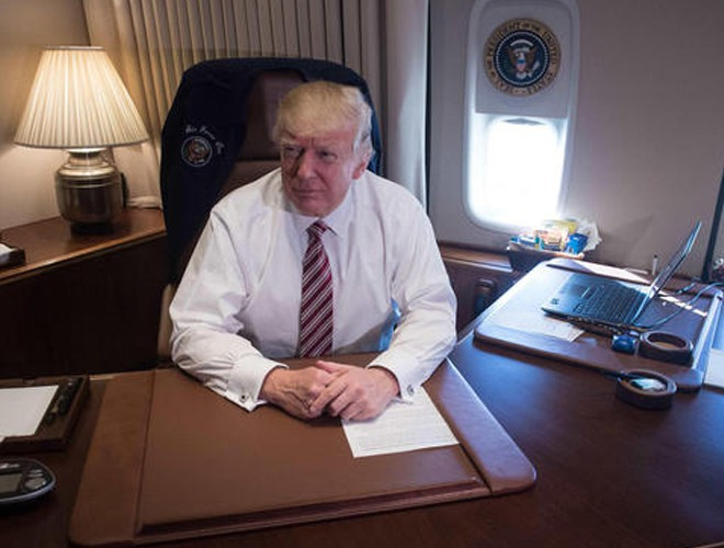 Sở dĩ Air Force Ones được mệnh danh là Nhà Trắng trên không, vì trong khoang máy bay có phòng làm việc mô phỏng theo Phòng Bầu Dục của tổng thống. Văn phòng này được nâng cấp sau vụ tấn công khủng bố ngày 11/9/2001, với thiết bị viễn thông cần thiết để tổng thống có thể giải quyết công việc toàn quốc trên bầu trời.