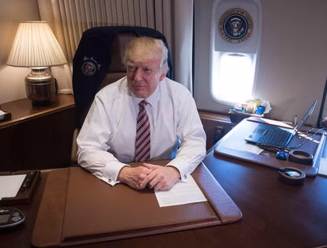 Sở dĩ Air Force Ones được mệnh danh là Nhà Trắng trên không, vì trong khoang máy bay có phòng làm việc mô phỏng theo Phòng Bầu Dục của tổng thống. Văn phòng này được nâng cấp sau vụ tấn công khủng bố ngày 11/9/2001, với thiết bị viễn thông cần thiết để tổng thống có thể giải quyết công việc toàn quốc trên bầu trời.