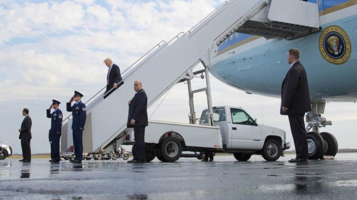 Không quân Mỹ luôn duy trì hai chiếc Air Force One Boeing 747-200B giống hệt nhau tại Joint Base Andrews, Maryland, để thuận tiện cho tổng thống sử dụng: SAM 28000 và SAM 29000. Một chiếc luôn sẵn sàng, trong khi chiếc kia được bảo trì.