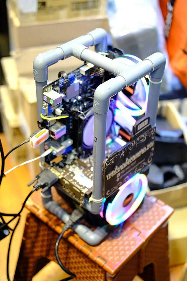 Anh tự mua ống nước và keo dính định hình thành bộ PC mà mình yêu thích. Tuy nhiên bộ máy tính này có cấu hình khá khiêm tốn, thậm chí là hơi cổ và được dùng để render một vài clip nhẹ nhàng hay chơi game giải trí.