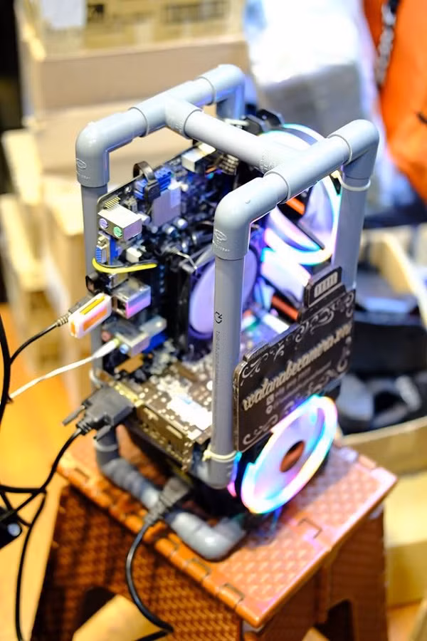 Anh tự mua ống nước và keo dính định hình thành bộ PC mà mình yêu thích. Tuy nhiên bộ máy tính này có cấu hình khá khiêm tốn, thậm chí là hơi cổ và được dùng để render một vài clip nhẹ nhàng hay chơi game giải trí.