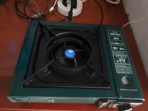 Tất cả những gì anh game thủ này cần là một chiếc vỏ bếp ga mini, tất cả linh kiện của bộ PC này được để gọn gàng bên trong.