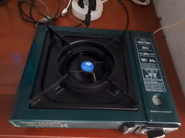 Tất cả những gì anh game thủ này cần là một chiếc vỏ bếp ga mini, tất cả linh kiện của bộ PC này được để gọn gàng bên trong.