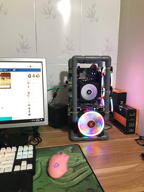 Trước đó, trên mạng xã hội từng xuất hiện nhiều phiên bản PC độc đáo, tái chế từ những vật dung quen thuộc hàng ngày. Một chàng trai Việt tự chế case máy tính bằng ống nước, tổng chi phí mất chỉ 100 ngàn đồng.