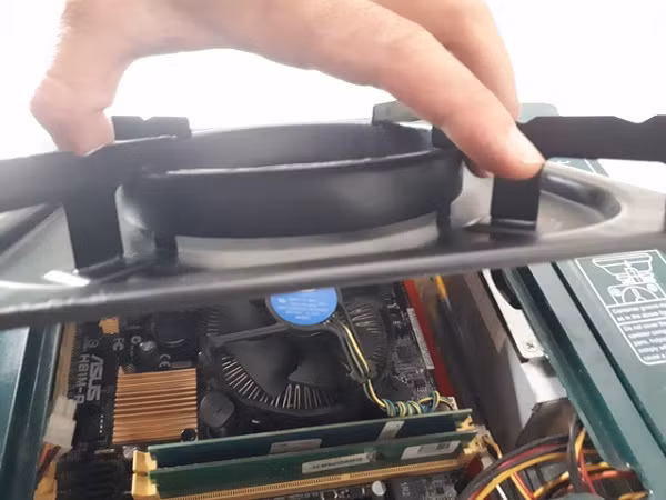 Cận cảnh nội thất bên trong bộ case bếp ga mini với main Asus, chip Intel và 2 thanh DDR3.