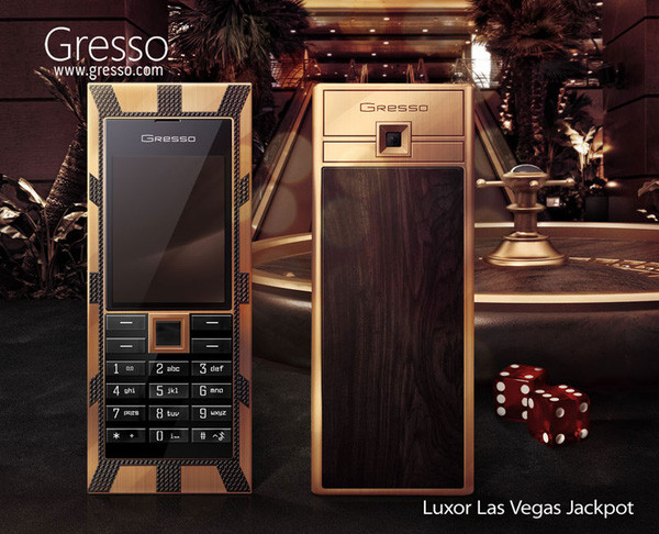 Để trang trí chiếc Gresso Luxor Las Vegas Jackpot, người ta đã phải dùng tới 45,5 cara kim cương và mặt sau của điện thoại thì được làm từ gỗ đen Châu Phi 200 tuổi – loại gỗ đắt nhất trên thế giới. Chiếc điện thoại này có giá 1 triệu USD, tương đương hơn 21 tỷ đồng.