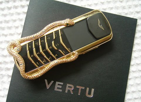 Vertu Signature Cobra là chiếc điện thoại xa hoa chỉ được sản xuất đúng 8 chiếc trên toàn thế giới. Thiết kế bởi nhà chế tác đá quý Pháp Boucheron, Signature Cobra được tạo lên từ 2 viên kim cương, 2 viên ngọc lục và 439 viên hồng ngọc. Siêu phẩm có giá 310.000 USD, tương đương hơn 6,5 tỷ đồng.