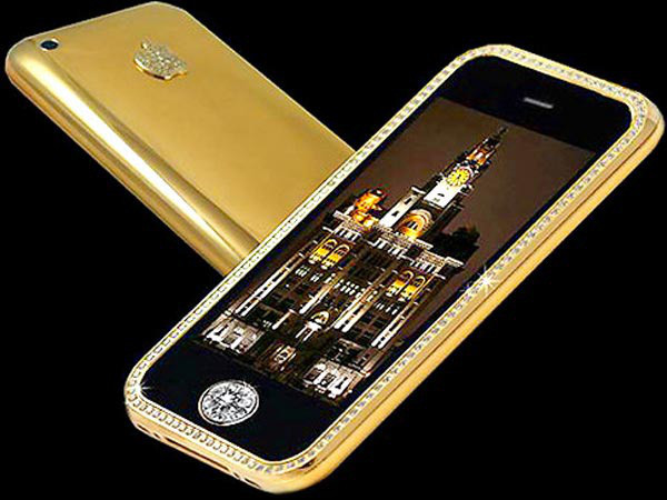 Chiếc iPhone 3GS được khoác lên mình bộ “cánh” được làm từ 271 gam vàng 22k và 53 viên kim cương 1 cara gắn ở viền máy. Mời quý độc giả đón xem thêm video Ngắm chiếc điện thoại 2 sim tiền tỉ - Nguồn: KÊNH VTC1