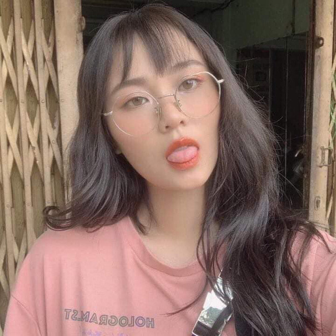 Cô nàng có gu thời trang nhẹ nhàng và năng động với áo thun đơn giản hoặc menswear. Tuy nhiên MisThy lại rất đa dạng trong kiểu tóc và màu tóc.