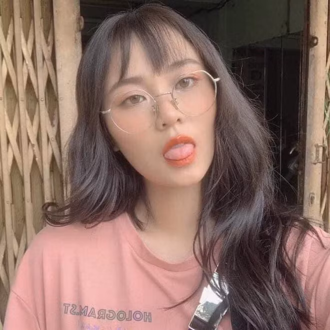 Cô nàng có gu thời trang nhẹ nhàng và năng động với áo thun đơn giản hoặc menswear. Tuy nhiên MisThy lại rất đa dạng trong kiểu tóc và màu tóc.