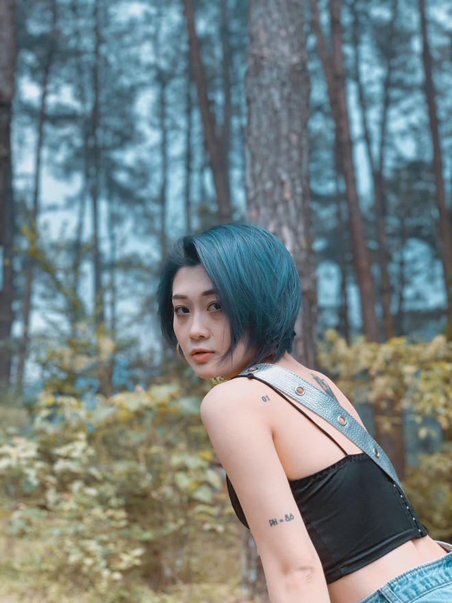 Với mái tóc ngắn cá tính, Hảo Thỏ luôn biết cách làm nổi bật chúng bằng màu tóc sáng, bắt mắt.