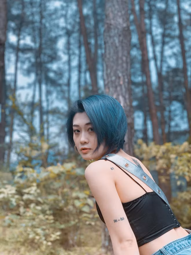 Với mái tóc ngắn cá tính, Hảo Thỏ luôn biết cách làm nổi bật chúng bằng màu tóc sáng, bắt mắt.