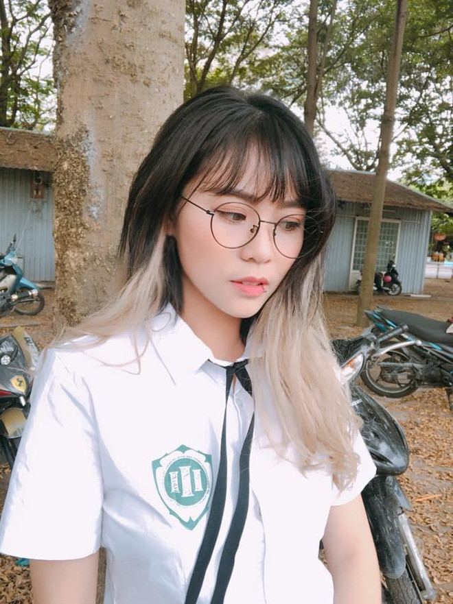 Người hâm mộ thường thấy cô nàng trung thành với mái tóc ngắn màu hồng.