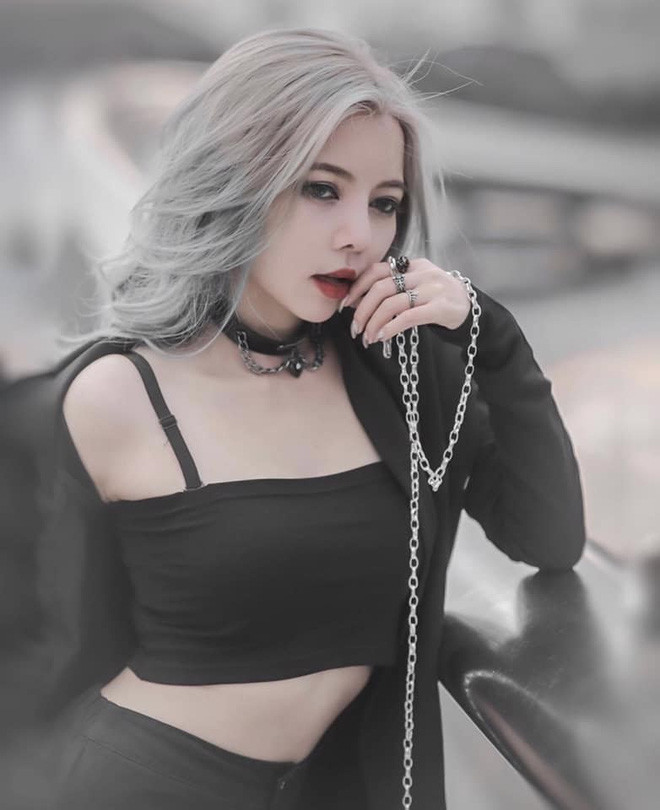 "Gia tài" màu tóc của nữ streamer này nổi bần bật trước đám đông như tím, xanh dương, bạch kim hay xám. Cô cũng kết hợp chúng với những bộ cánh sexy, gợi cảm nhưng cũng không kém phần tinh tế.