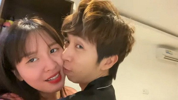 Cặp đôi không ngần ngại dành cho nhau những cử chỉ trên mức tình bạn, thậm chí còn từng khiến người xem ''ngượng đỏ mặt'' khi công khai thân mật trên vlog.