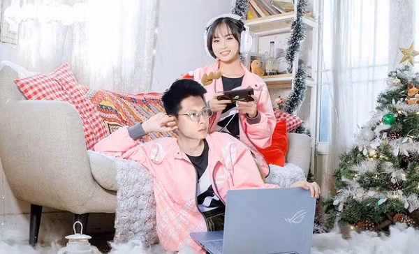 Vốn bắt nguồn từ những lời bông đùa của bạn bè và fan hâm mộ về câu nói “thích nghi” trên Facebook Bomman, câu chuyện tình yêu của cặp đôi tiến triển theo một cách ít ai ngờ tới. Ngay sau khi được đẩy thuyền thành công, Minh Nghi - Bomman chẳng còn ngần ngại công khai những khoảnh khắc tình cảm.