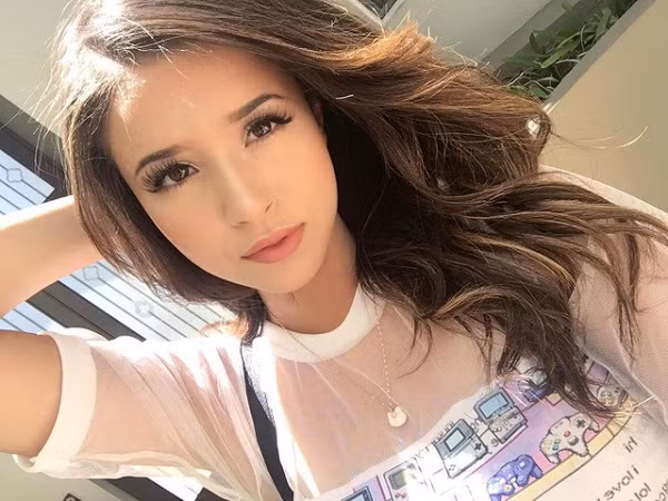 Pokimane từng "cầu xin" fan ngừng theo dõi mình mà chỉ nên bấm follow khi thực sự quan tâm mình. Tất nhiên, không phải vì nàng streamer không cần fan, mà đó là cách để cô có thể tập trung tốt hơn cho công việc.