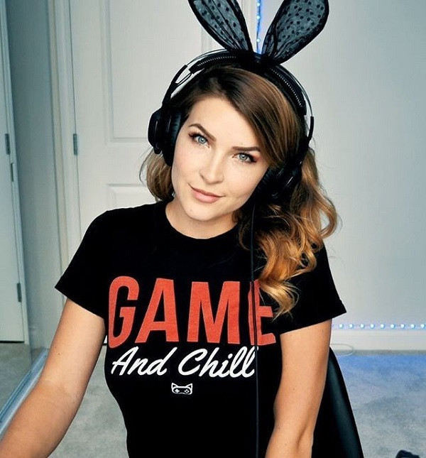 Từng chia sẻ mong muốn trở thành một nữ luật sư khi còn trẻ, nhưng công việc streamer mang lại "số tiền nhiều hơn so với sở hữu một hãng luật", bởi vậy nữ game thủ KittyPlays (Kristen Valnicek) không chần chừ quyết định bắt đầu sự nghiệp streamer.