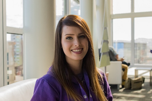 Nữ streamer tài năng có thể chơi nhiều bao gồm Minecraft, CS:GO, Overwatch hay Liên Minh Huyền Thoại.