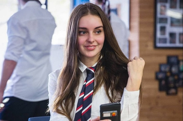 Sau thời gian ngắn thực tập tại kênh truyền hình danh tiếng ABC News cô nàng xinh đep này quyết định rẽ ngang và trở thành một streamer chuyên nghiệp. Nữ game thủ thử sức ở đa dạng các tựa game từ những game bắn súng như Fortnite, Overwatch cho đến Liên Minh Huyền Thoại hay Minecraft.