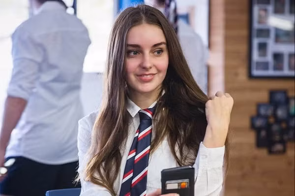 Sau thời gian ngắn thực tập tại kênh truyền hình danh tiếng ABC News cô nàng xinh đep này quyết định rẽ ngang và trở thành một streamer chuyên nghiệp. Nữ game thủ thử sức ở đa dạng các tựa game từ những game bắn súng như Fortnite, Overwatch cho đến Liên Minh Huyền Thoại hay Minecraft.