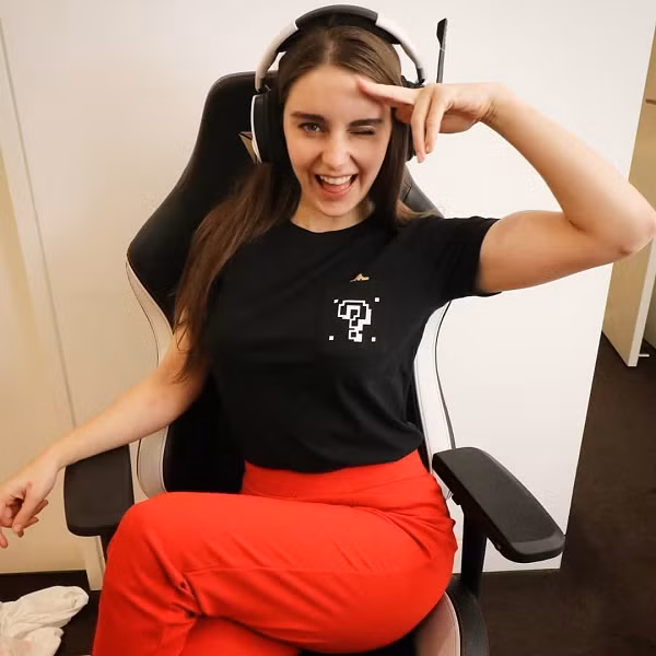 Hiện kênh Youtube của LoserFruit đang có 1,99 triệu người đăng ký, trong khi tài khoản Twitch cũng đang có gần 1,3 triệu người theo dõi.