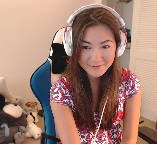 Cô là một trong những nữ streamer gốc Á sở hữu nhiều fan nhất với kênh Twitch đang có gần 800.000 người theo dõi. Bên cạnh chơi game, game thủ này còn là một nhà hoạt động xã hội, đấu tranh chống phân biệt giới tính và quấy rối tình dục trong lĩnh vực thể thao điện tử.