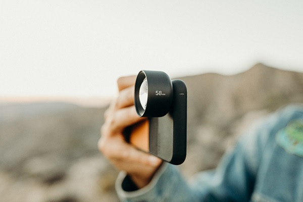 Ống kính siêu zoom Moment Lens (khoảng hơn 2 triệu đồng): Nếu “người ấy” của bạn là người mê nhiếp ảnh, hãy lựa chọn ống kính Moment Lens dành tặng cô nàng. Dù chỉ hỗ trợ một vài model cao cấp như các đời iPhone mới đây, Galaxy S8, S9 hay Google Pixel... nhưng hình ảnh video được thực hiên với bộ ống kính này, và chúng đều có chất lượng trên cả tuyệt vời. Ảnh: Boing Boing