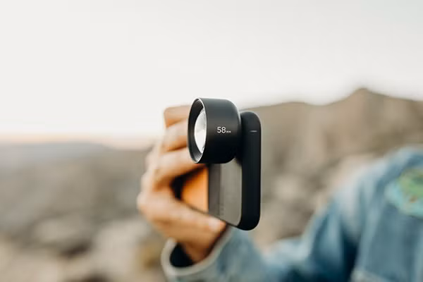 Ống kính siêu zoom Moment Lens (khoảng hơn 2 triệu đồng): Nếu “người ấy” của bạn là người mê nhiếp ảnh, hãy lựa chọn ống kính Moment Lens dành tặng cô nàng. Dù chỉ hỗ trợ một vài model cao cấp như các đời iPhone mới đây, Galaxy S8, S9 hay Google Pixel... nhưng hình ảnh video được thực hiên với bộ ống kính này, và chúng đều có chất lượng trên cả tuyệt vời. Ảnh: Boing Boing