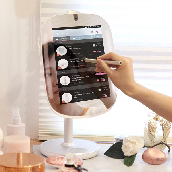Gương thông minh HiMirror Mini (khoảng 2,4 triệu đồng): Với những cô nàng thích làm đẹp thì một chiếc gương trang điểm di động thông minh, giúp phân tích làn da và chấm điểm là món quà tặng lý tưởng. Ngoài theo dõi sự thay đổi của làn da, hiệu quả của các sản phẩm chăm sóc da, gương còn sở hữu hầu hết các ưu điểm như chiếc máy tính bảng. Ảnh: HiMirror