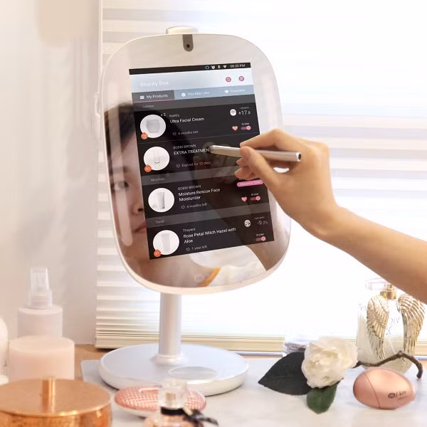 Gương thông minh HiMirror Mini (khoảng 2,4 triệu đồng): Với những cô nàng thích làm đẹp thì một chiếc gương trang điểm di động thông minh, giúp phân tích làn da và chấm điểm là món quà tặng lý tưởng. Ngoài theo dõi sự thay đổi của làn da, hiệu quả của các sản phẩm chăm sóc da, gương còn sở hữu hầu hết các ưu điểm như chiếc máy tính bảng. Ảnh: HiMirror