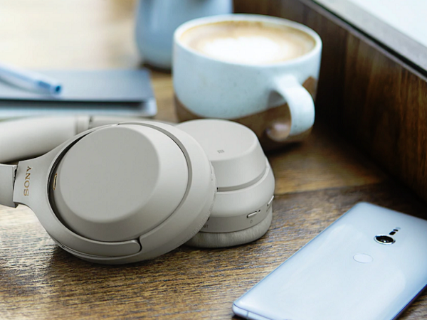 Tai nghe không dây khử tiếng ồn Sony WH-1000XM3 (khoảng 8,9 triệu đồng): Sở hữu công nghệ chống ồn tiên tiến, tai nghe khử tiếng ồn cho phép người dùng thưởng thức âm thanh độ phân giải cao với chất lượng vượt trội, và ự động điều chỉnh chế độ phù hợp từng hoạt động. Ảnh: PhoneArena Mời quý vị theo dõi video: Chuyện tình yêu đẹp như cổ tích - Nguồn: VTC