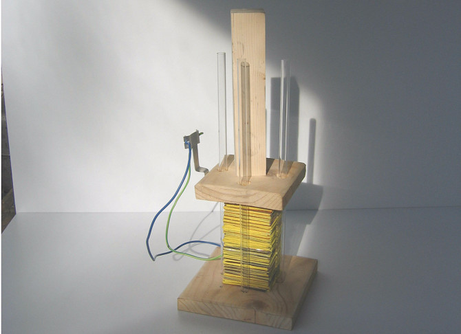 Pin là vật hiện hữu trong phần lớn đời sống hàng ngày hiện nay, nhưng có thể nhiều người không biết nhà phát minh người Ý Alessandro Volta đã phát minh ra pin từ những năm 1800. Lúc mới ra mắt, nhiều người đã từng chế giễu Volta, còn nay mức độ ứng dụng của pin xuất hiện ở khắp mọi mắt của đời sống.