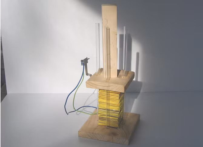 Pin là vật hiện hữu trong phần lớn đời sống hàng ngày hiện nay, nhưng có thể nhiều người không biết nhà phát minh người Ý Alessandro Volta đã phát minh ra pin từ những năm 1800. Lúc mới ra mắt, nhiều người đã từng chế giễu Volta, còn nay mức độ ứng dụng của pin xuất hiện ở khắp mọi mắt của đời sống.