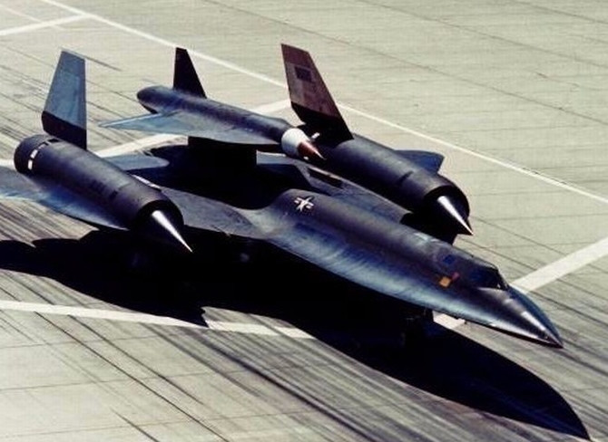 Nhằm thực hiện cho nhiệm vụ trinh sát tại Trung Quốc những năm 1969 và 1971, máy bay không người lái trên thế giới đầu tiên đã được phát minh với tên gọi D-21B. Tuy nhiên, phát minh ngay sau đó đã bị ngừng lại do tỷ lệ thất bại cao. Cùng với đó, tổng thống Nixon đã đưa ra một phương thức thông minh hơn để chụp ảnh từ vệ tinh. Ngày nay, các loại Drone ngày càng rẻ và thực sự dễ dàng sử dụng.