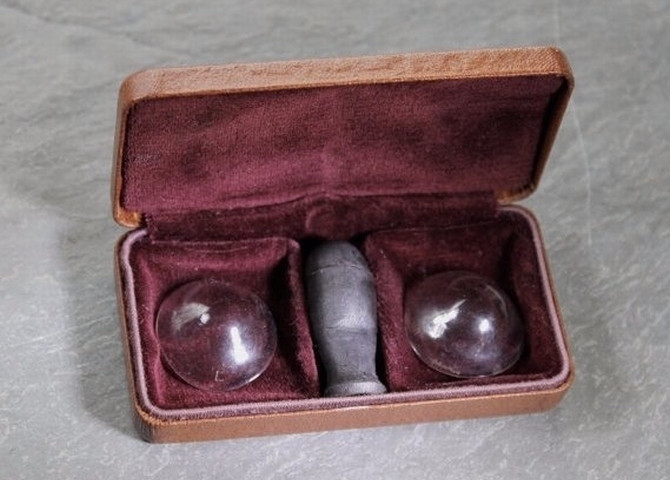 Được phát minh vào những năm cuối thế kỷ 19 bởi F.A. Mueller, kính áp tròng vào thời điểm đó được làm bằng kính và là giải pháp nhằm thay thế kính gọng thông thường. Thế nhưng, đồ vật này đã từng rất đắt tiền, chỉ dành cho nhà giàu. Ngày nay thì kính áp tròng giống như một món đồ trang làm đẹp mà ai cũng có thể mua được.