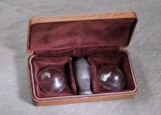 Được phát minh vào những năm cuối thế kỷ 19 bởi F.A. Mueller, kính áp tròng vào thời điểm đó được làm bằng kính và là giải pháp nhằm thay thế kính gọng thông thường. Thế nhưng, đồ vật này đã từng rất đắt tiền, chỉ dành cho nhà giàu. Ngày nay thì kính áp tròng giống như một món đồ trang làm đẹp mà ai cũng có thể mua được.