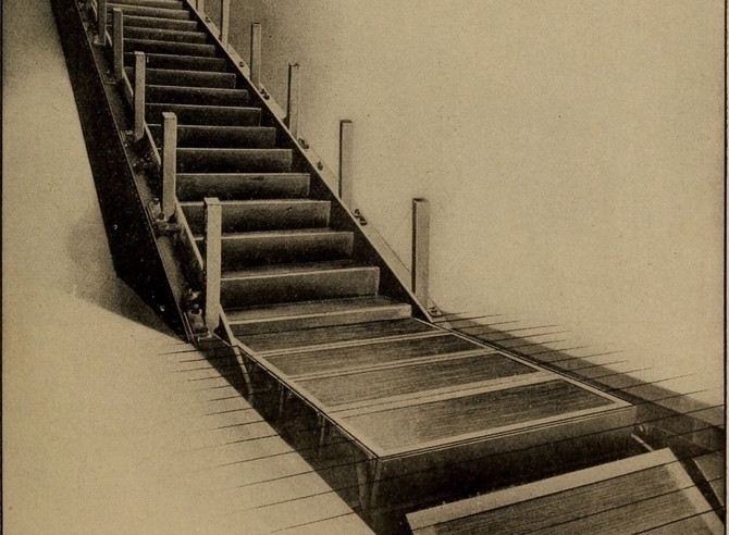 Vào năm 1891, chiếc thang cuốn đầu tiên đã được ra đời với phát minh của Jesse Reno. Phát minh này nhanh chóng được đưa vào sử dụng tại các nhà máy lớn thời bấy giờ.