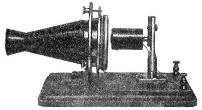 Ngay sau khi Alexander Graham Bell công bố phát minh mới nhất của ông là điện thoại, nhà khoa học người Đức Emile Berliner đã nhận ra rằng khả năng truyền dẫn của nó là khá yếu. Vì vậy, với hiểu biết về điện tử của mình, Berliner đã bắt tay vào cải thiện khả năng truyền dẫn trên điện thoại của Graham Bell năm 1876. Và microphone đã ra đời từ đó. Công ty của Bell đã rất ấn tượng với khả năng của Berliner và ông được nhận làm trợ lý ngay sau đó.