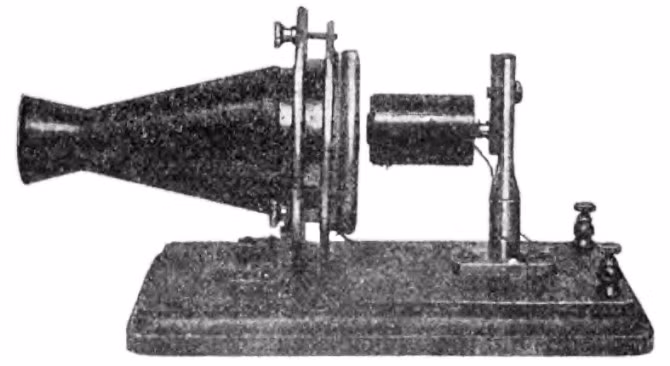 Ngay sau khi Alexander Graham Bell công bố phát minh mới nhất của ông là điện thoại, nhà khoa học người Đức Emile Berliner đã nhận ra rằng khả năng truyền dẫn của nó là khá yếu. Vì vậy, với hiểu biết về điện tử của mình, Berliner đã bắt tay vào cải thiện khả năng truyền dẫn trên điện thoại của Graham Bell năm 1876. Và microphone đã ra đời từ đó. Công ty của Bell đã rất ấn tượng với khả năng của Berliner và ông được nhận làm trợ lý ngay sau đó.