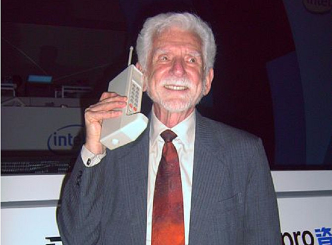 Chiếc điện thoại di động đầu tiên được phát minh vào những năm 1973 do nhà phát minh Martin Cooper. Chiếc điện thoại đầu tiên nặng hơn 1kg cần tới 10 giờ để sạc và chỉ có thể gọi trong 30 giây. Điện thoại di động trước đây chỉ dành cho người có điều kiện, tuy nhiên nó thực sự phổ biến trong khoảng 1 thập kỷ trở lại đây.