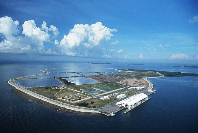 Trải rộng hơn 3,5 km2, đảo Semakau là bãi rác đầu tiên và duy nhất nằm ngoài khơi phía nam Singapore. Những rác không thể tái chế và không thể đốt cũng được đưa tới đây để chôn.