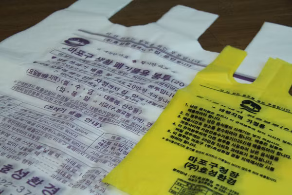 Thực phẩm bỏ đi phải được để ráo nước và cho vào những chiếc túi đặc biệt có tên là Eum-shik-mool Sseulaegi Bongtu. Một số thức ăn không thể tái sử dụng như thức ăn cho động vật sẽ bị loại khỏi mục rác thải thực phẩm. Trong đó ta có các loại hạt, xương và lông động vật, vỏ hải sản, bã chè…. Vấn đề về xử lý thực phẩm bỏ đi tại Hàn Quốc lớn đến nỗi chính phủ nước này đã phải đưa ra quy định thu phí rác thải dựa theo số cân nặng lượng rác sinh hoạt mà họ thải ra.